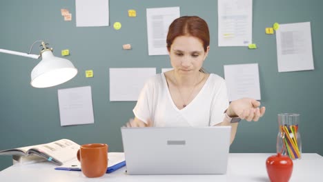 la mujer que no puede usar la aplicación en la computadora portátil.