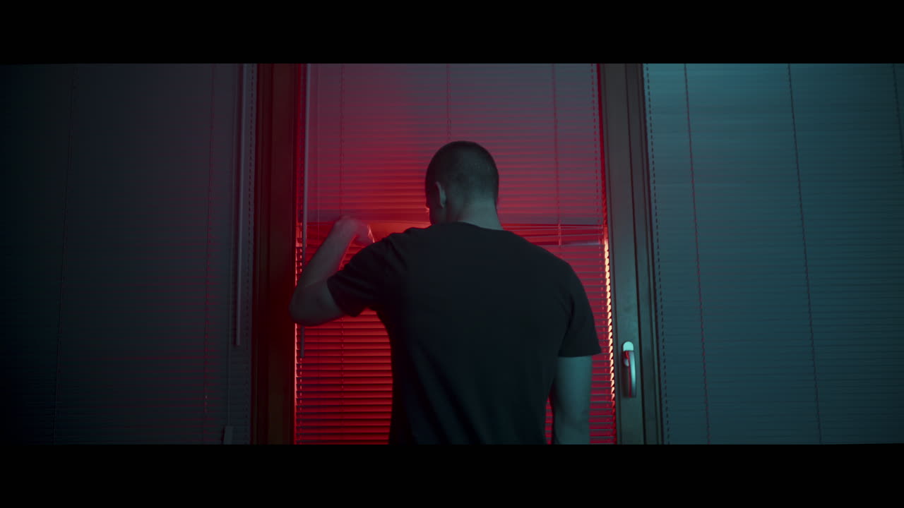 밤에 창밖을 바라보는 남자