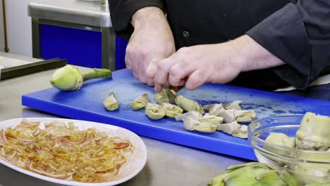 cortar alcachofas de cerca, con orejas de cerdo esperando ser cocinadas