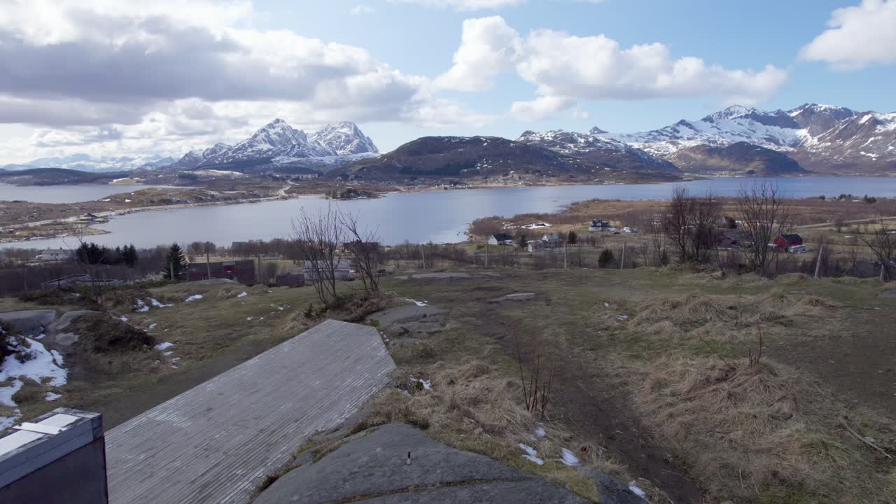 fotografía aérea ascendente desde el área de descanso cerca de la histórica aldea vikinga borg en lofoten, norte de noruega