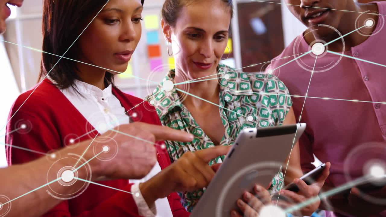 태블릿을 사용하는 다양한 비즈니스 사람들에 대한 연결 네트워크의 애니메이션