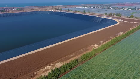 perspectiva aérea de un gran sitio de construcción de paneles solares en jerusalén