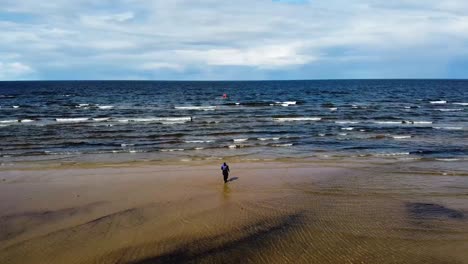 Drohnenvideo-Draufsicht-Ein-Mann-Kommt-Aus-Dem-Meer