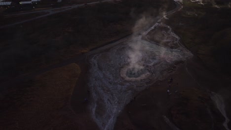 fotografía de un dron en órbita aérea de uno de los muchos géiseres activos en islandia