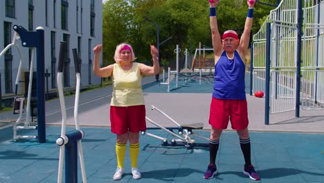 Älterer-Mann-Und-Frau-Beim-Aktiven-Training,-Dehnung-Der-Muskeln,-Cardio-Fitness-Training-Auf-Dem-Spielplatz