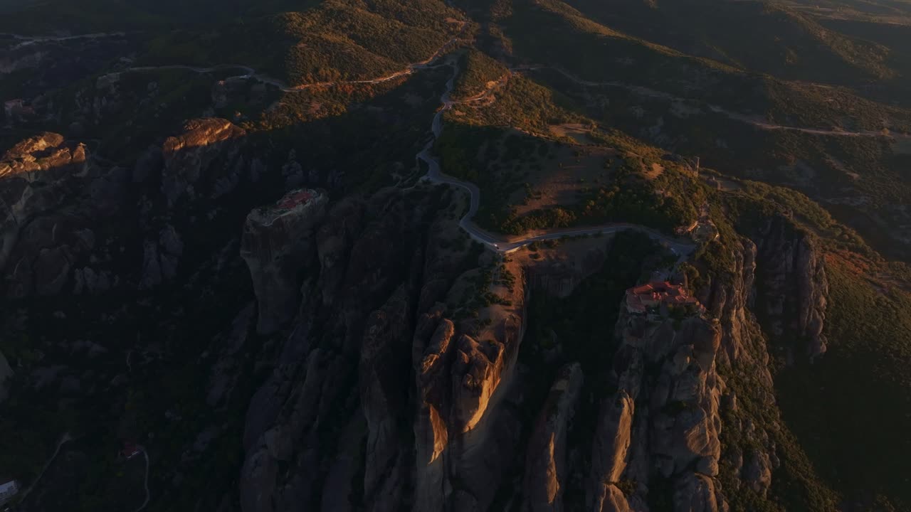 Magnífico nascer do sol aéreo sobre os Mosteiros de Meteora nas rochas da Grécia.