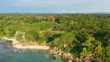 Felsige-Tropische-Küste-Auf-Der-Insel-Belitung-In-Indonesien