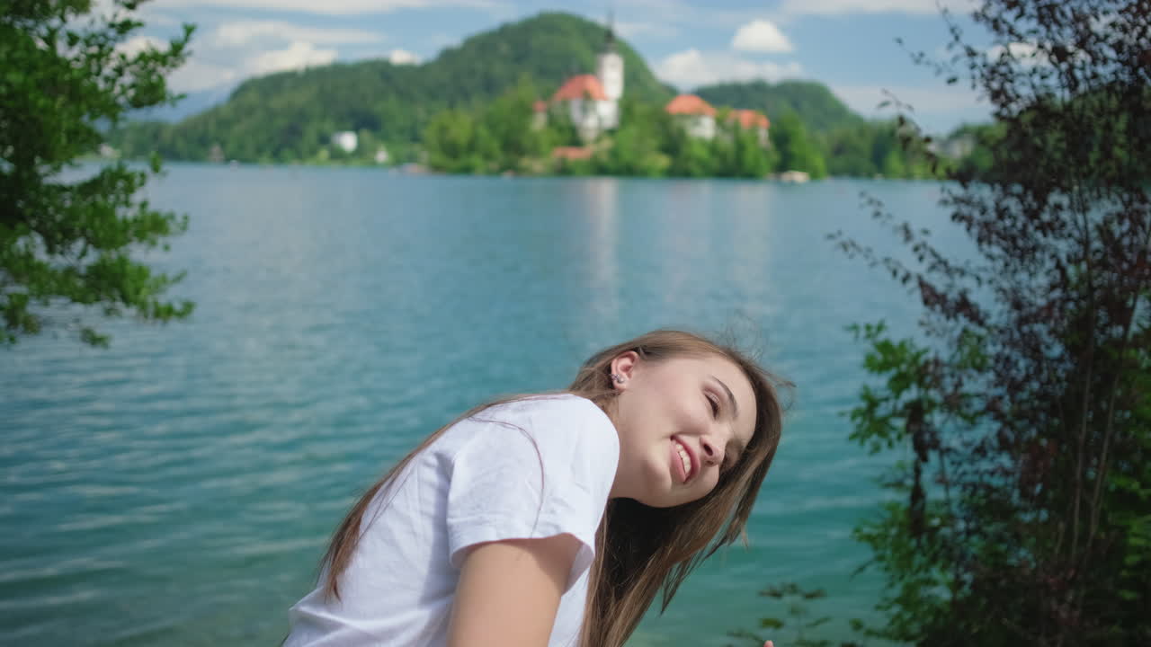 호수변 풍경을 즐기는 여자