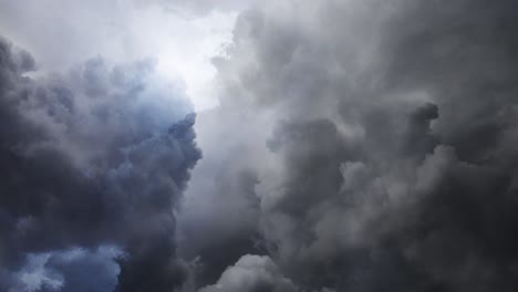 fuerte tormenta en el cielo oscuro