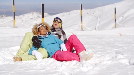 una joven pareja afectuosa disfrutando de la nieve fresca.