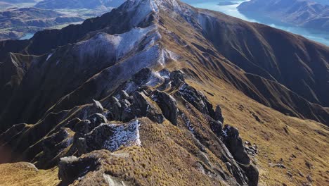 Un-Dron-Revela-Un-Increíble-Paisaje-Montañoso-Alrededor-Del-Lago-Wanaka-En-Nueva-Zelanda