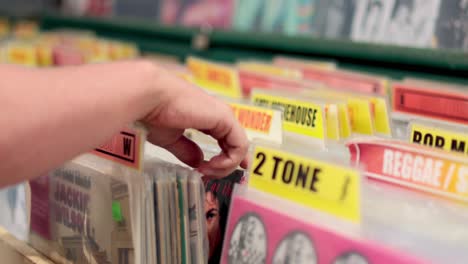 persona mirando discos de vinilo en una tienda de discos