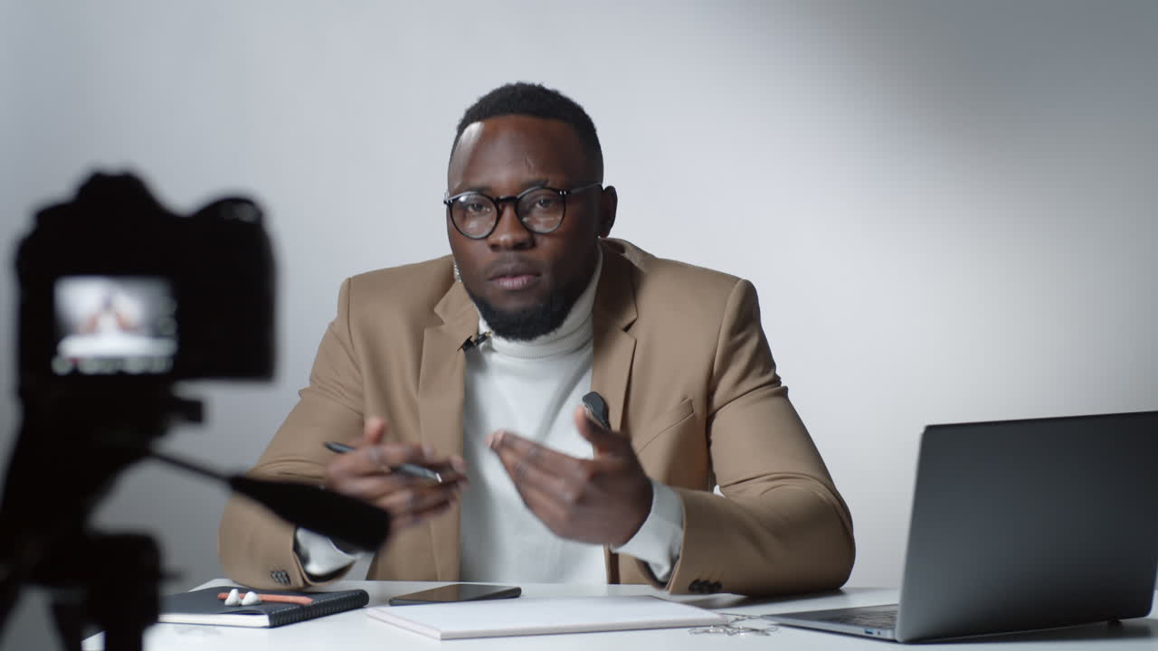 hombre afroamericano filmando un vlog en el estudio