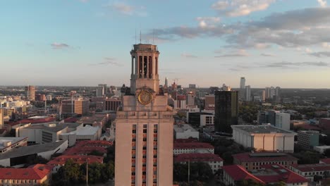 Flyback-Lento-De-La-Torre-Ut-En-El-Campus-En-Austin-Tx