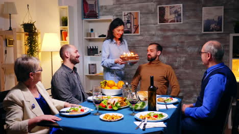 siguiente toma de una mujer joven con pastel de cumpleaños