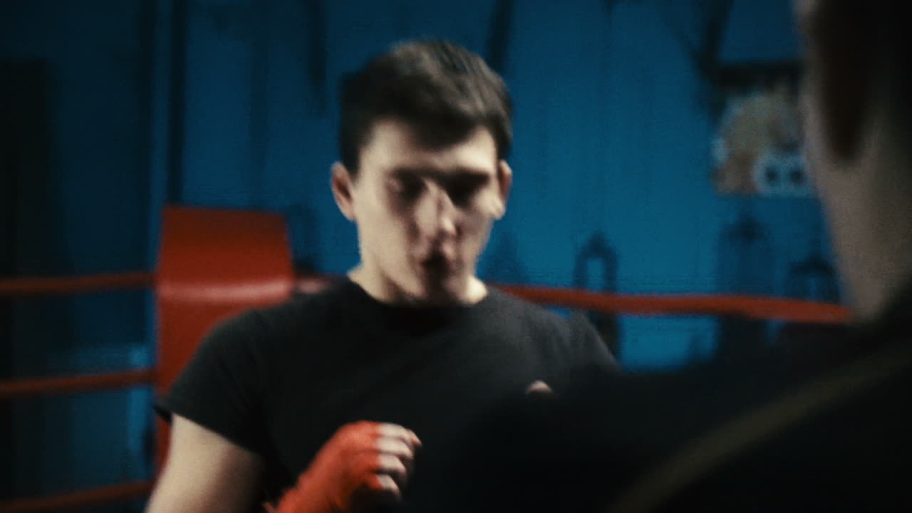 링에서 훈련하는 젊은 권투 선수