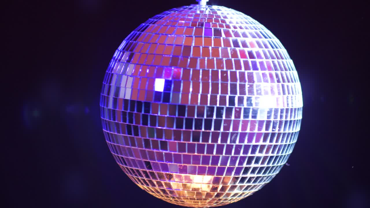 Palla da discoteca con luci riflettenti, lucide e lampeggianti - Primo piano