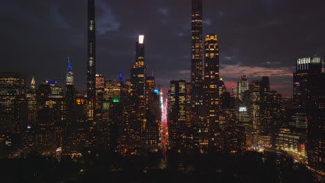 Metropole-Innenstadt-Bei-Nacht.-Beleuchtete-Hochhäuser,-Wolkenkratzer-Und-Straßen.-Nachtleben-In-Der-Stadt.-Manhattan,-New-York-City,-Vereinigte-Staaten