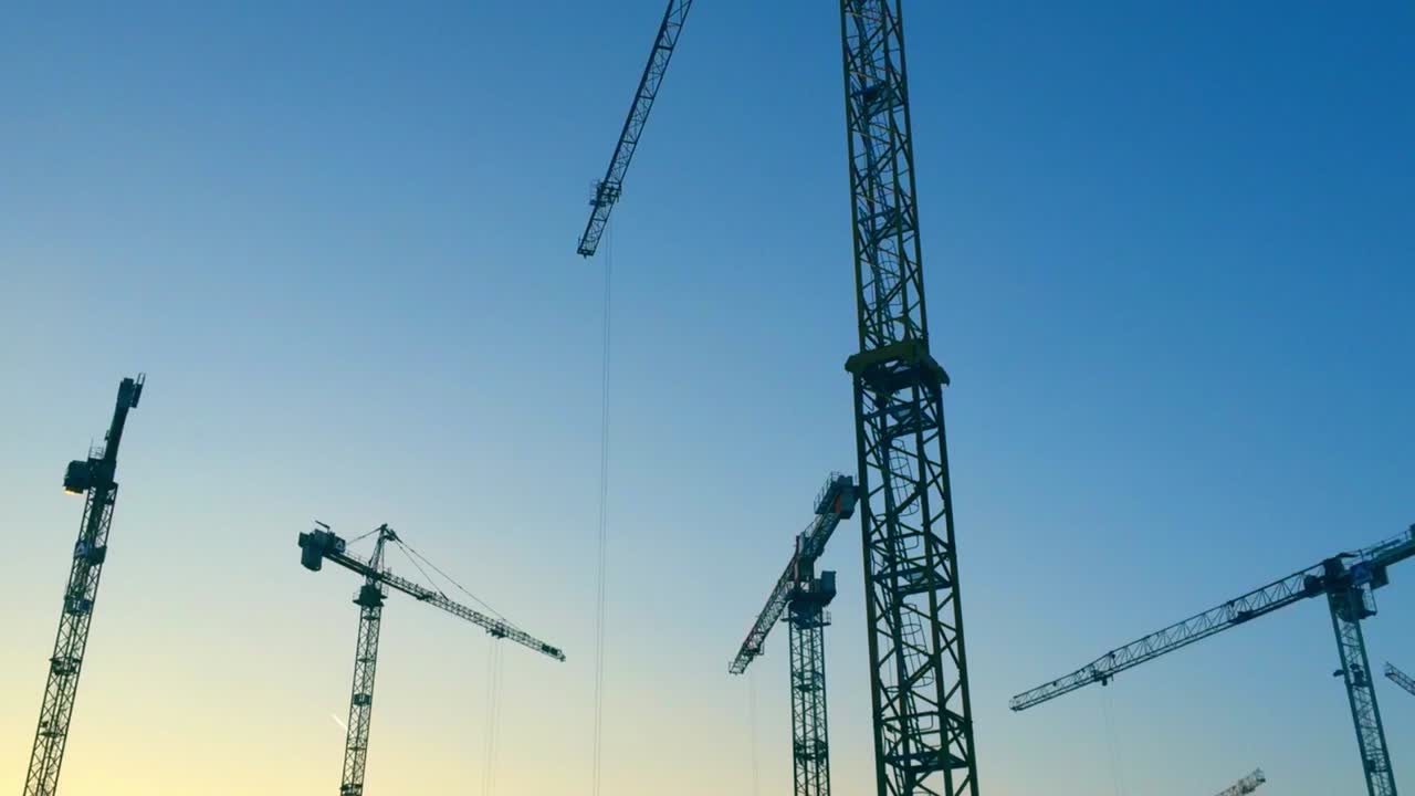 el lapso de tiempo de la silueta de las grúas