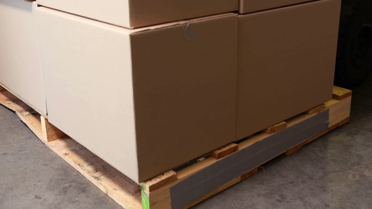 carretilla elevadora que baja la paleta de cajas