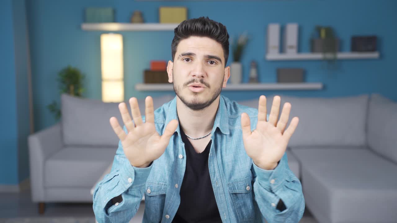 el joven que pide perdón está muy triste y arrepentido.