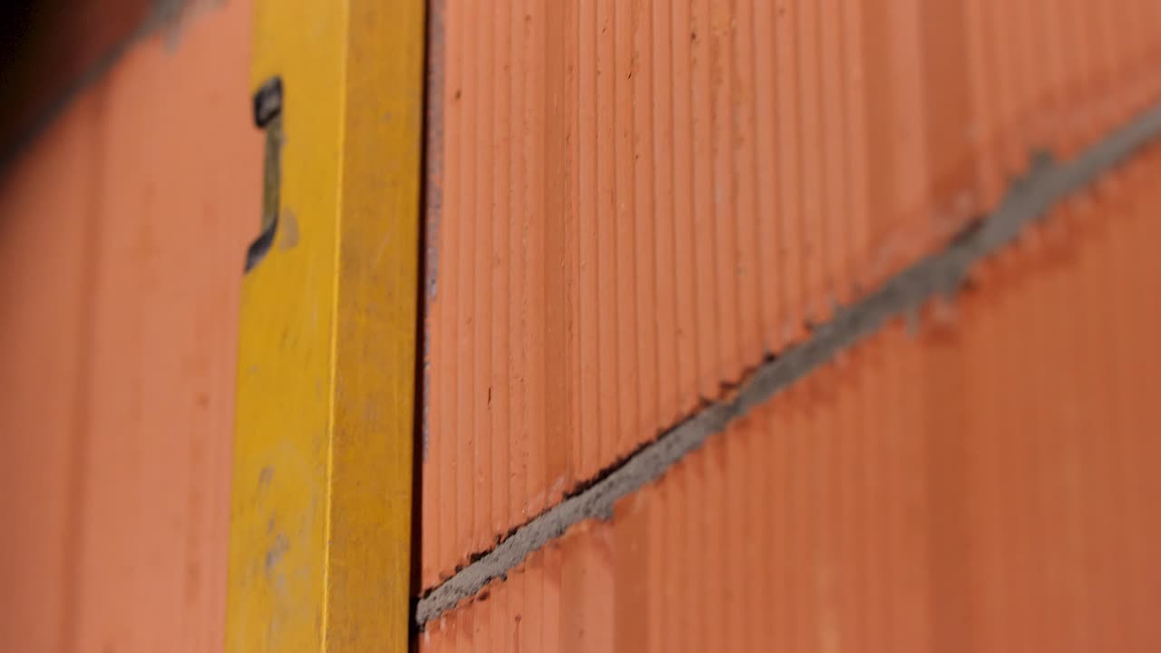 construcción de ladrillos con nivel y lápiz