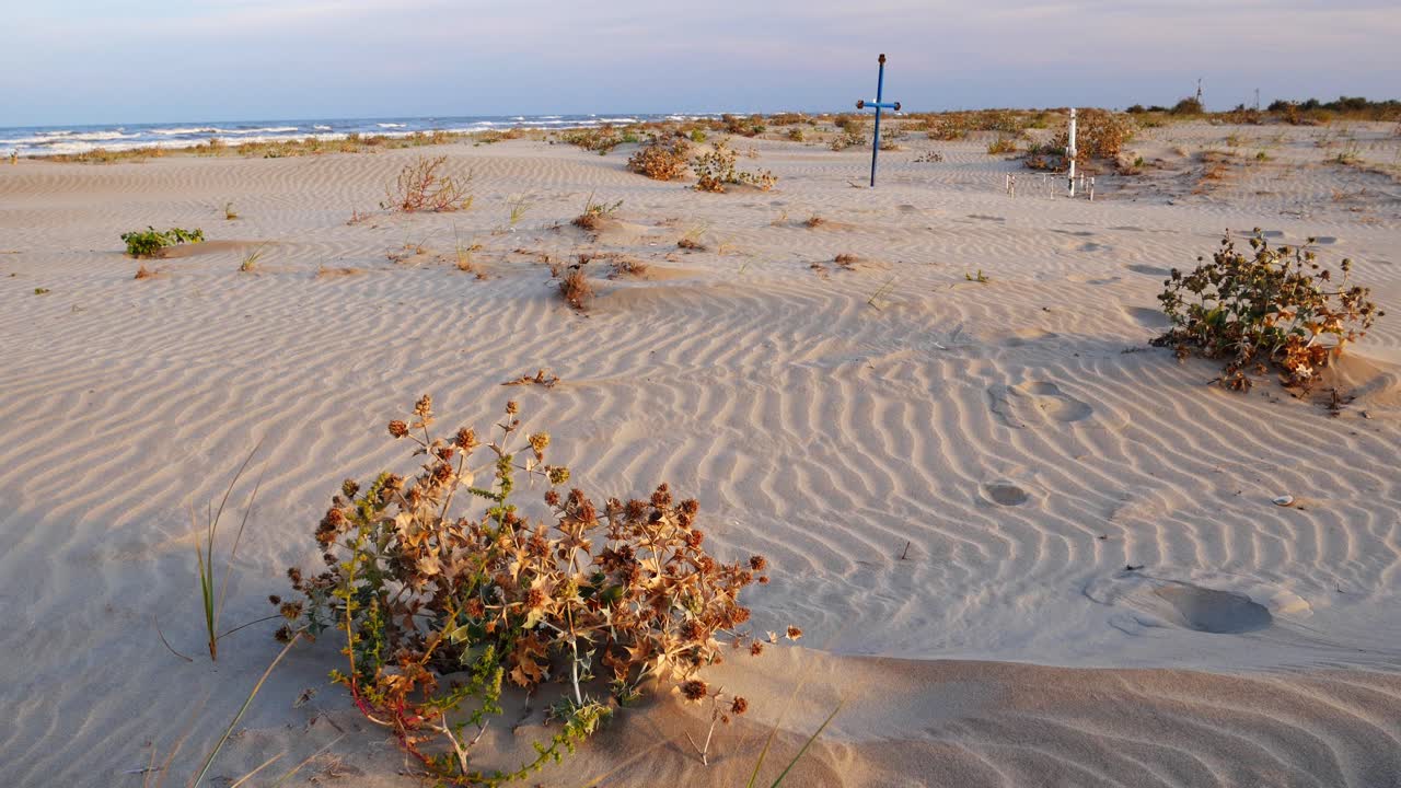 해변에서 무덤의 잠긴 샷