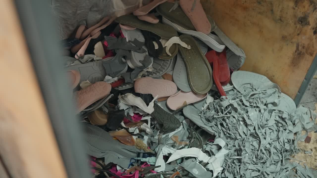Montón de residuos mixtos de calzado de goma listos para el proceso de reciclaje