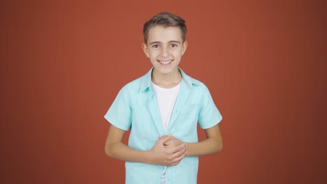 un chico emocionado.