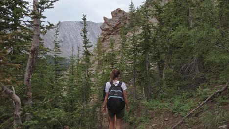 excursionistas en senderos de montaña siguieron kananaskis alberta canada