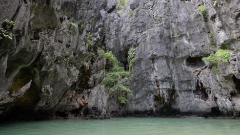 tiro de inclinación de gran angular en cámara lenta de acantilados de piedra caliza en laguna secreta en el nido, palawan, filipinas