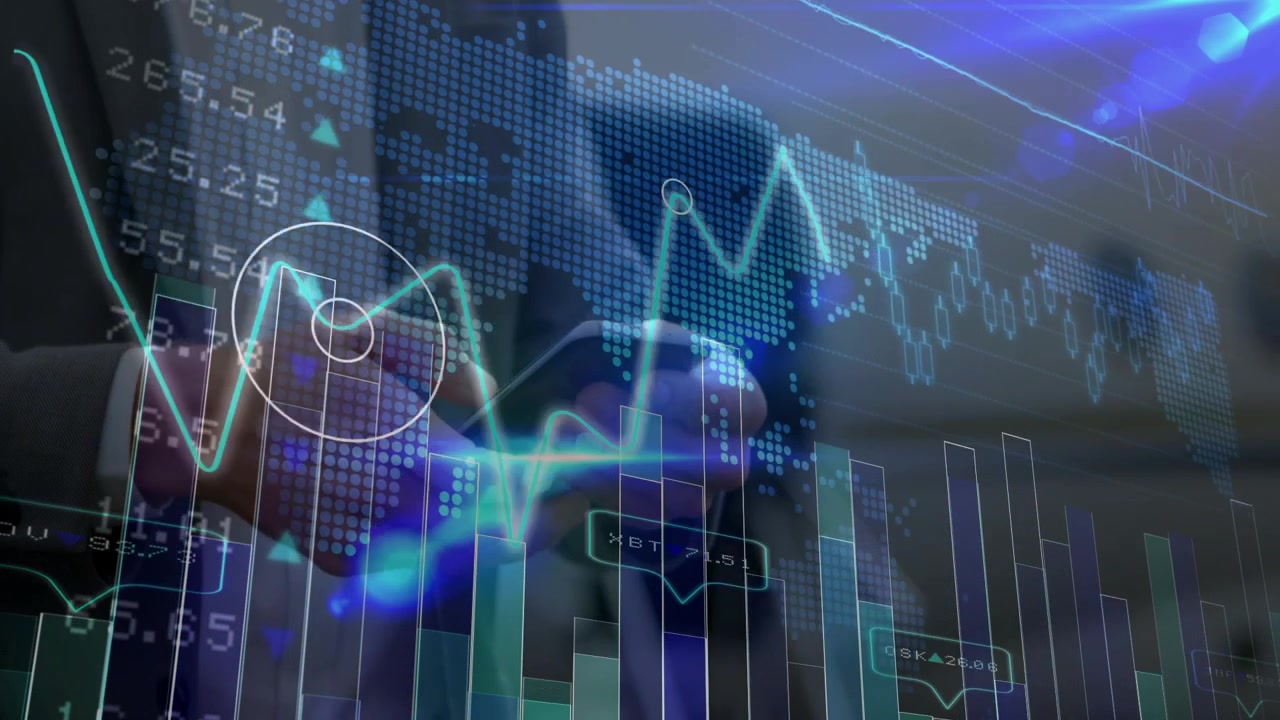 Analista che tocca e scorre lo smartphone sulla scrivania, esaminando grafici finanziari che rispondono ai tocchi.