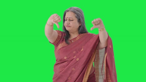 anciana india decepcionada mostrando los pulgares hacia abajo pantalla verde