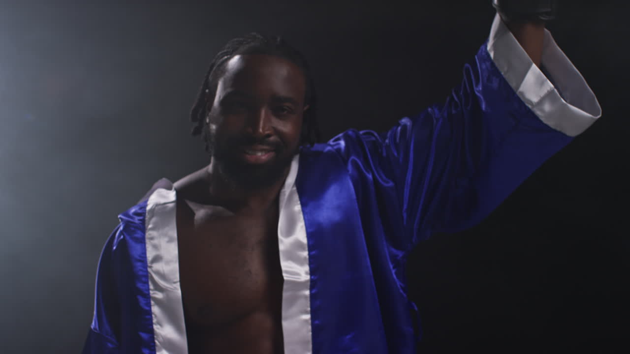 retrato de un boxeador entrando en el ring antes del comienzo de un partido de boxeo saludando y saludando a los fanáticos golpeando guantes junto con una iluminación de bajo nivel 1