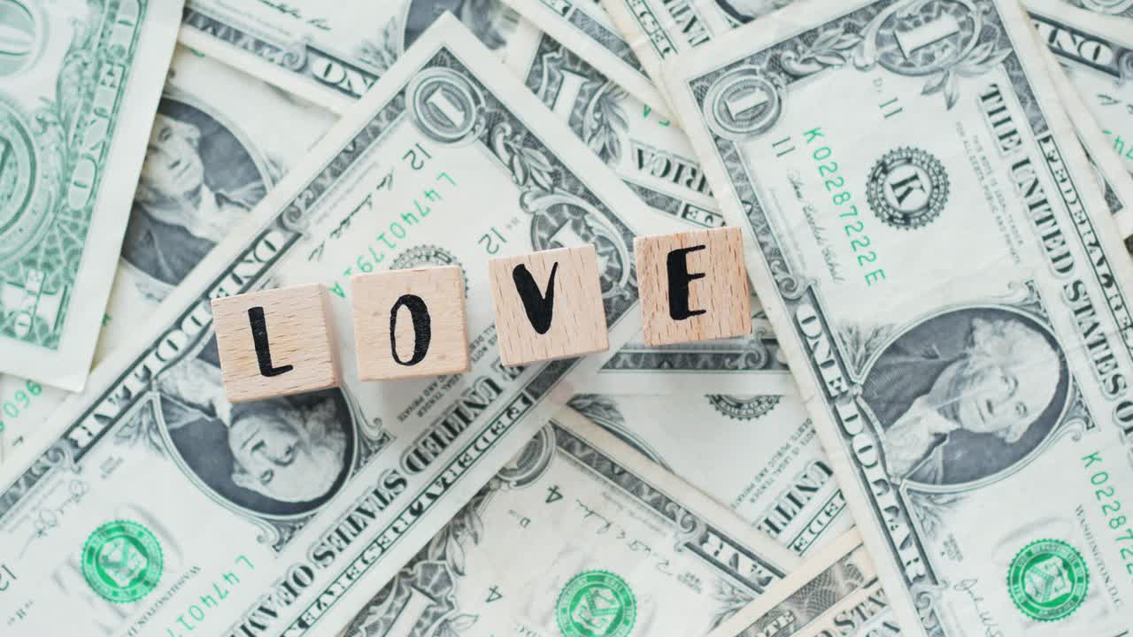 나무 글자에서 회전하는 단어 사랑, 달러, 개념