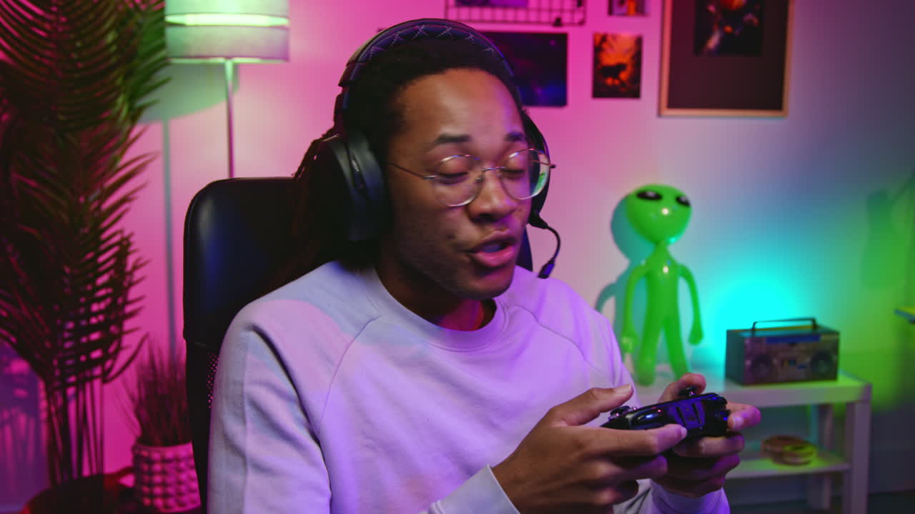 uomo che gioca a videogiochi nel suo soggiorno