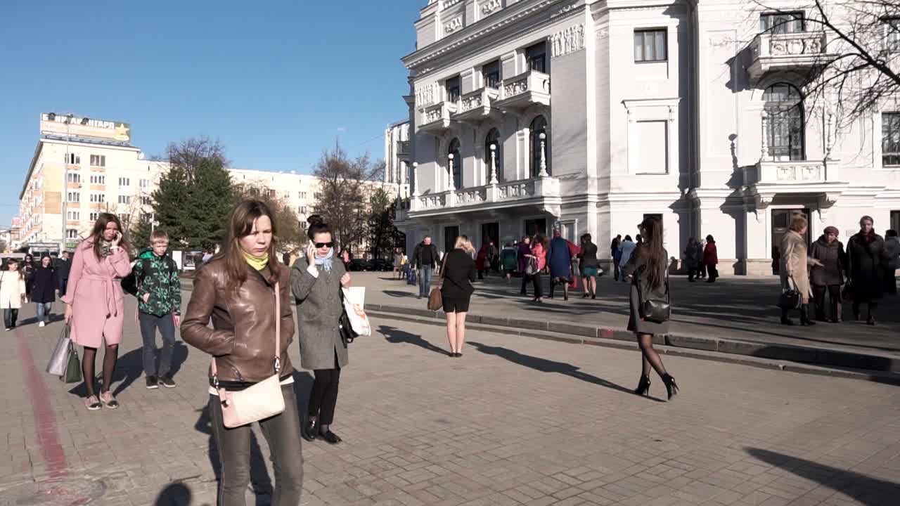 사람 들 과 건물 을 가진 도시 거리 장면