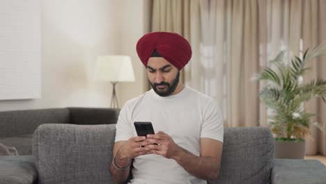 Hombre-Indio-Sikh-Enojado-Charlando-Con-Alguien