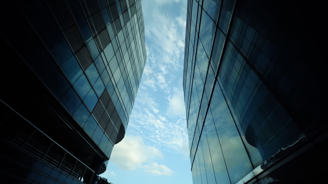 lapso de tiempo del horizonte de los edificios comerciales y el cielo nublado