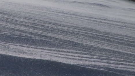 Panningshot-Von-Schneetreiben-Auf-Einem-Hang