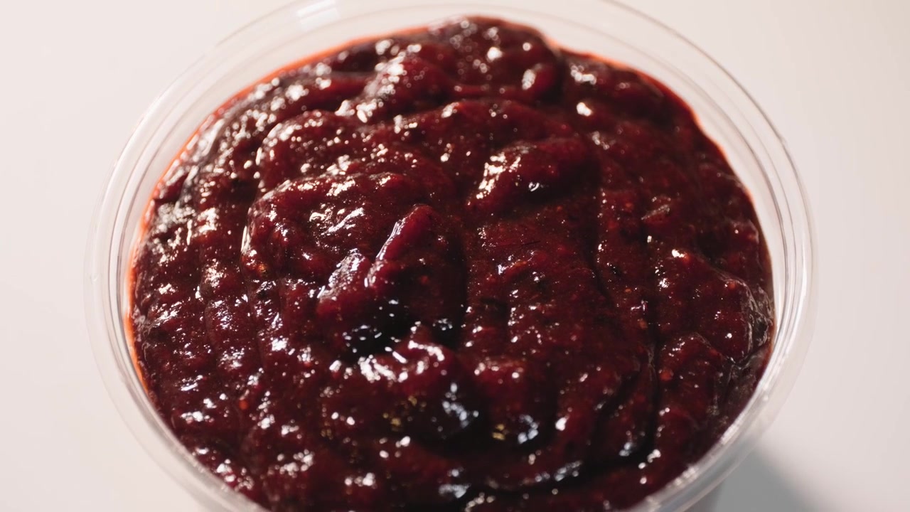 Filmagem em close-up de culinária mostrando a mistura de chamoy girando em um gira-pratos durante uma receita caseira de molho chamoy preparada do zero.