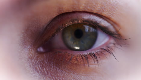 fotografía macro de una mujer abriendo el ojo.