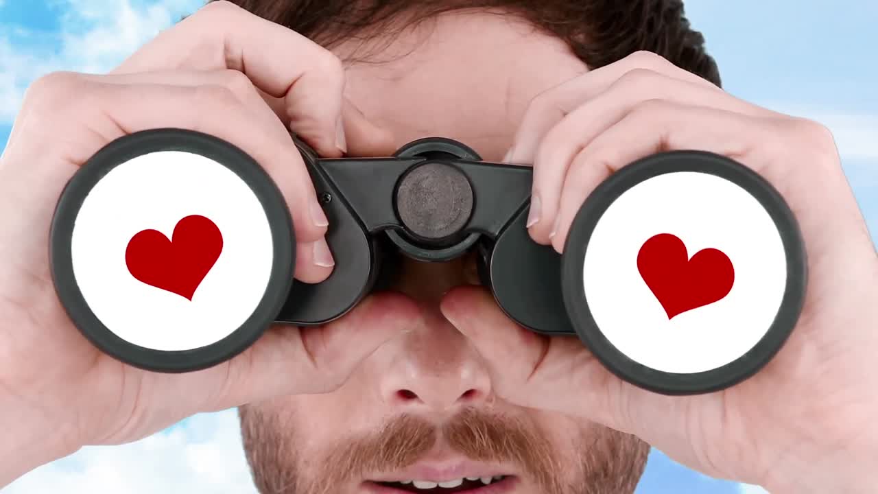 мужчина смотрит в бинокль