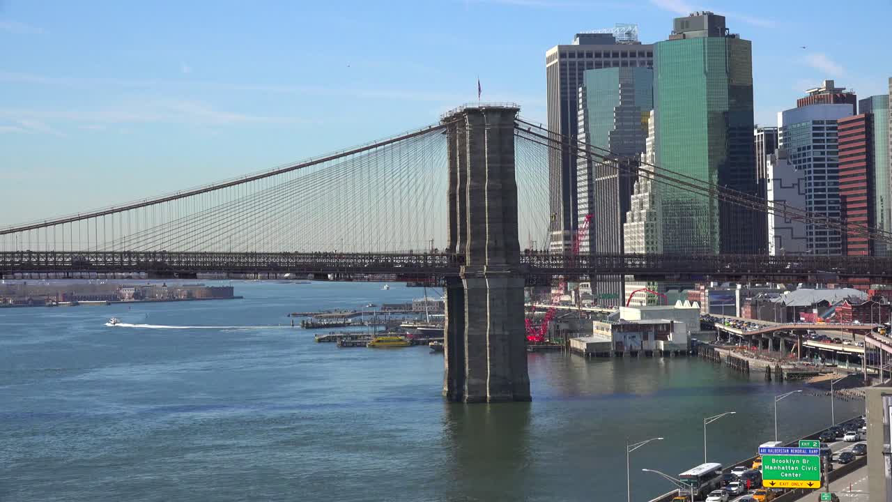 뉴욕시 1의 맑고 화창한 날 브루클린 다리 이스트 강과 fdr 파크웨이