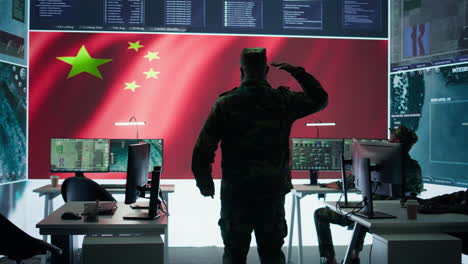 Chinesischer-Militäroffizier-In-Uniform-überwacht-Wichtige-Daten-Auf-Großem-Bildschirm