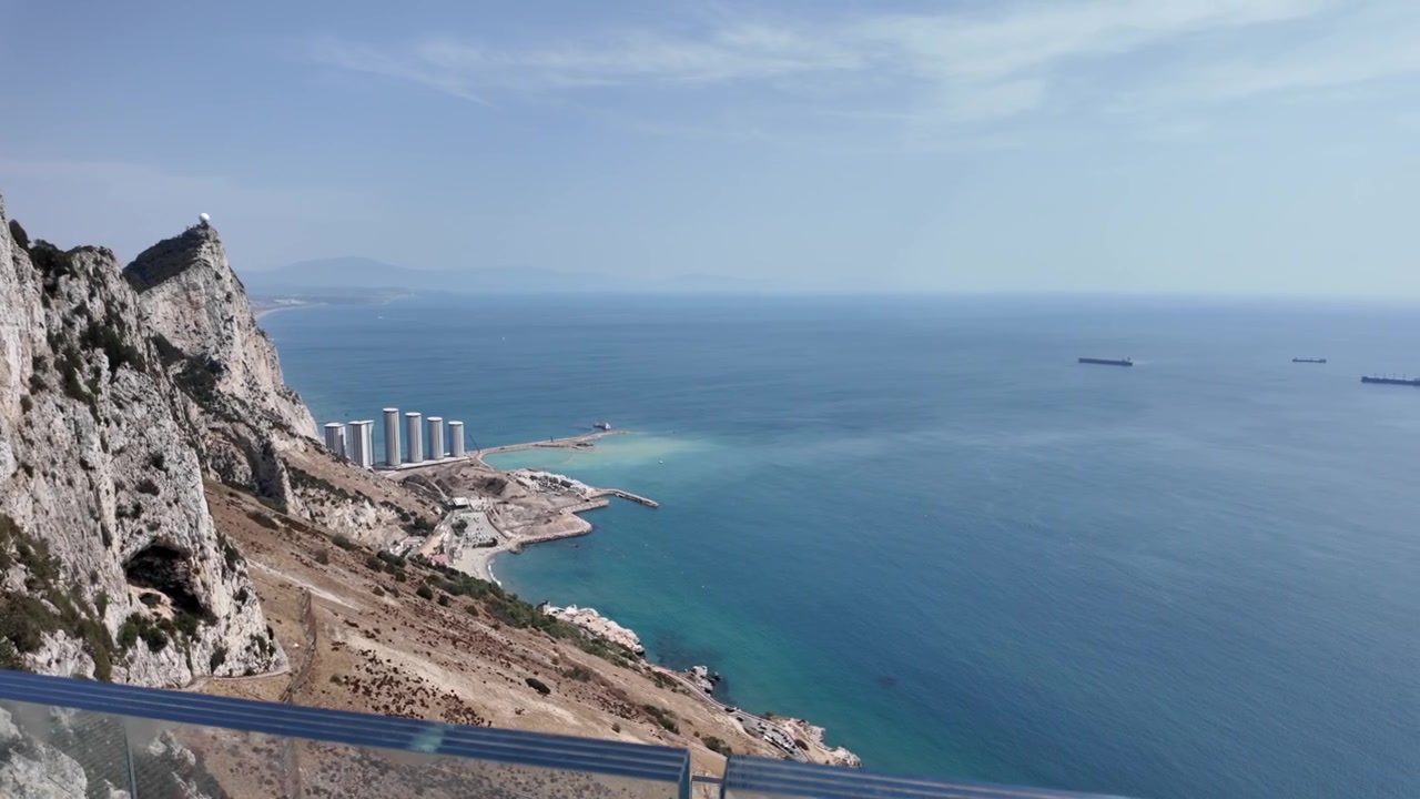 Vista dello Skywalk di Gibilterra sopra scogliere frastagliate e acque costiere