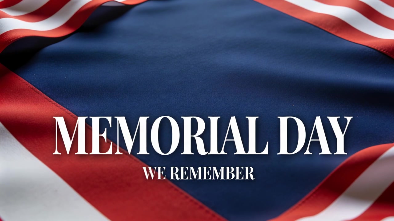Открывающаяся студия показывает сложенный флаг США с надписью «MEMORIAL DAY МЫ ПОМНИМ», флаг развевается, отдавая дань уважения павшим