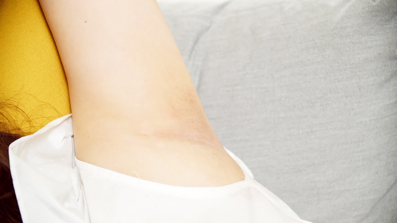 여성은 건강을 유지하기 위해 신체 위생을 위해 겨드랑이 제모 크림을 사용합니다.