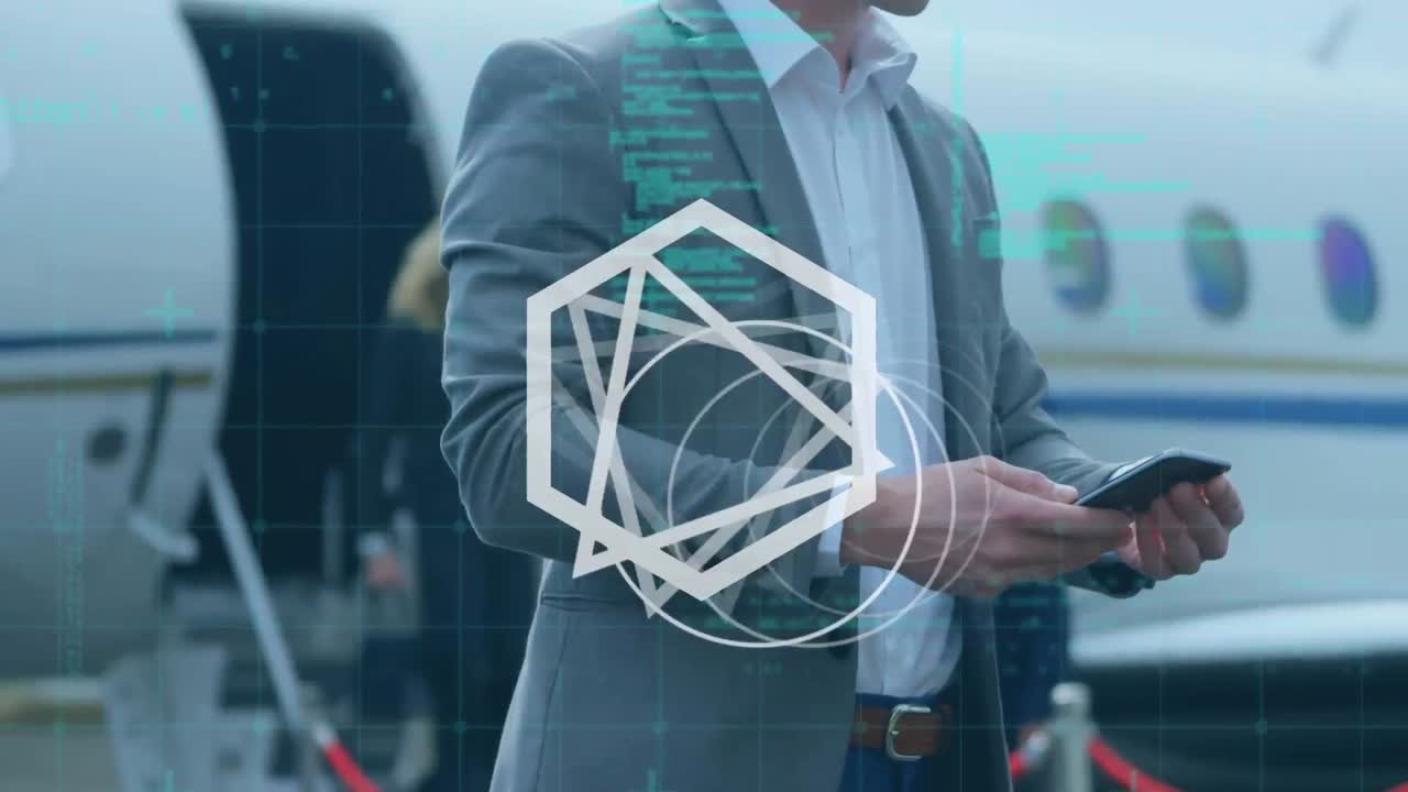 animación de formas giratorias y procesamiento de datos, sobre un hombre de negocios que usa un teléfono inteligente junto al avión