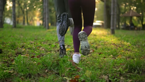 pareja corriendo en el bosque